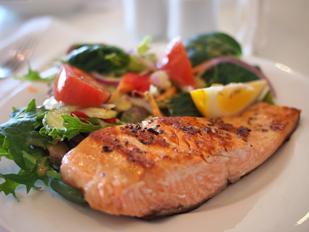 減肥吃鮭魚沙拉蛋白餐