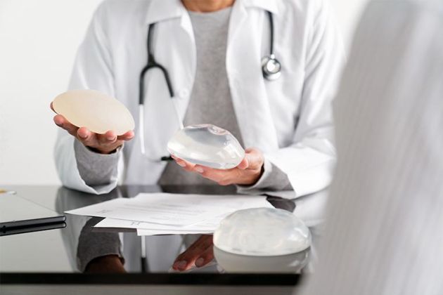 隆乳怎麼選？自體隆乳 vs 假體隆乳， 術前到術後全攻略！